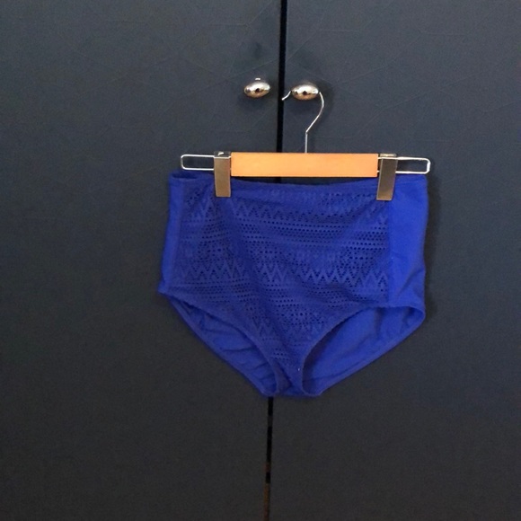 G21   2/$25 blue bathing suit bottom with eyelet on front size medium - Picture 4 of 7